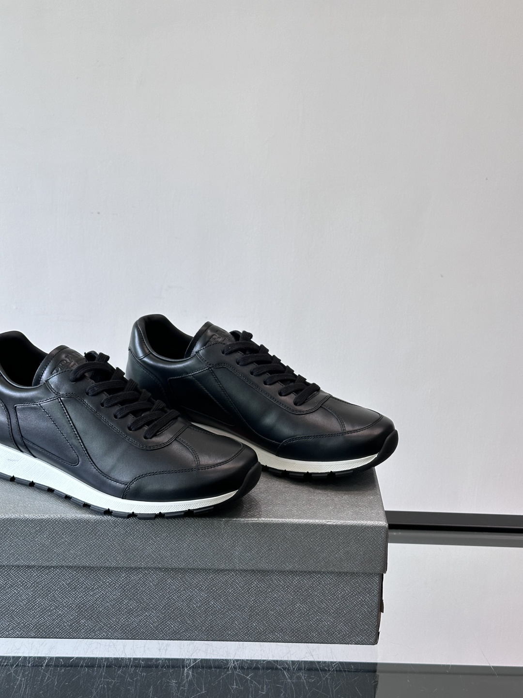 Prada男士复古运动休闲鞋，牛皮革拼接，装饰条点缀，层次感满满*。白色橡胶鞋底，防滑又舒适，日常穿搭或