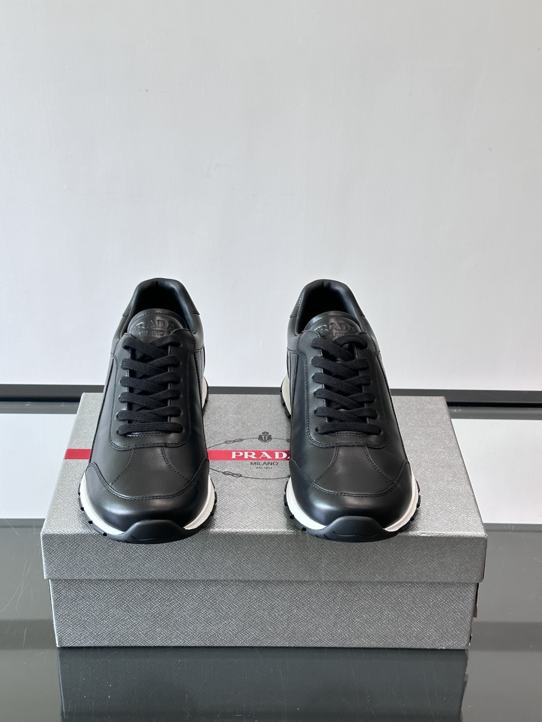 Prada男士复古运动休闲鞋，牛皮革拼接，装饰条点缀，层次感满满*。白色橡胶鞋底，防滑又舒适，日常穿搭或