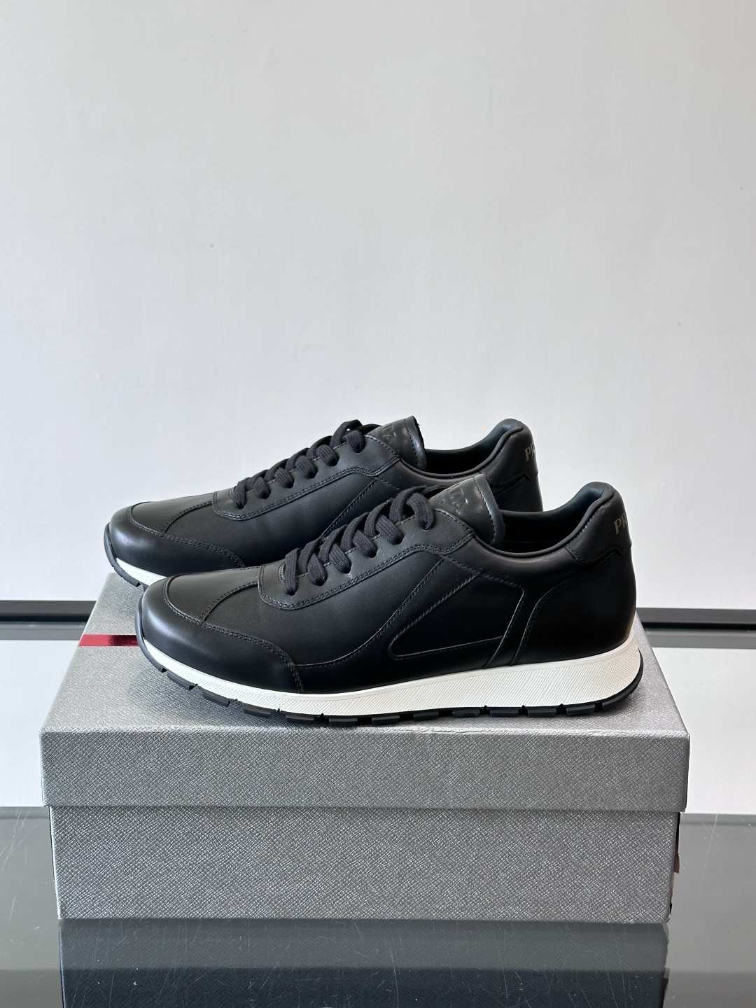 Prada男士复古运动休闲鞋，牛皮革拼接，装饰条点缀，层次感满满*。白色橡胶鞋底，防滑又舒适，日常穿搭或