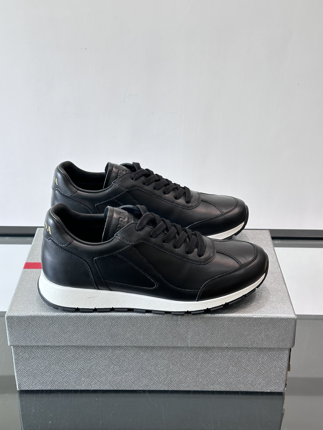 Prada男士复古运动休闲鞋，牛皮革拼接，装饰条点缀，层次感满满*。白色橡胶鞋底，防滑又舒适，日常穿搭或