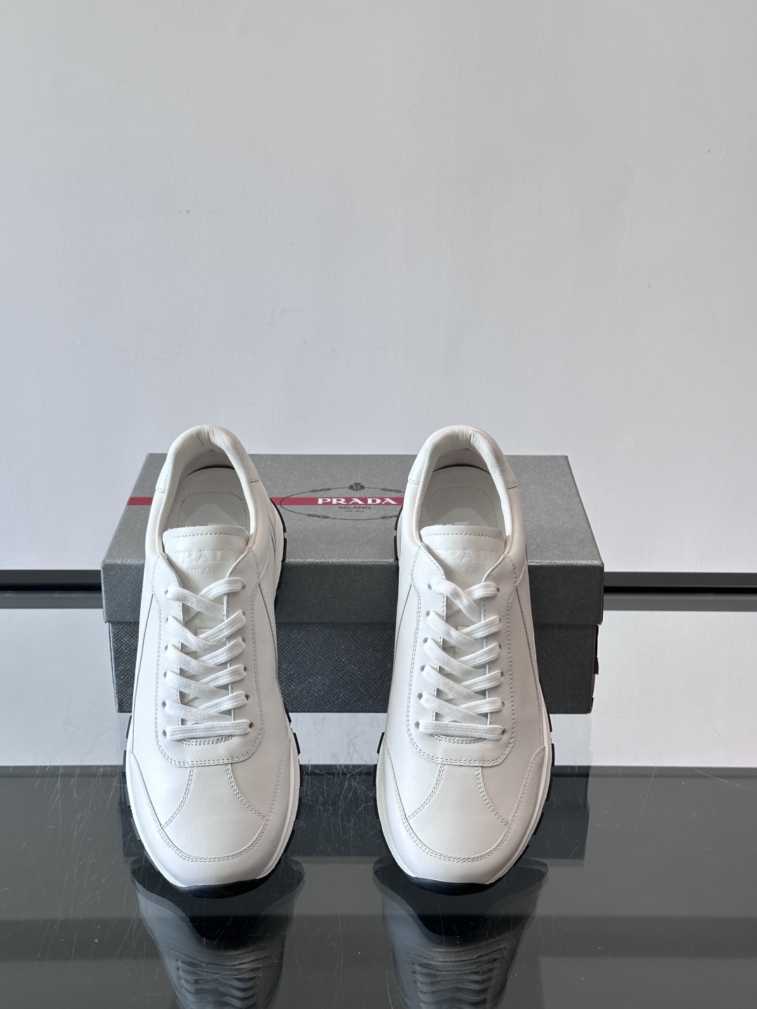 Prada男士复古运动休闲鞋，牛皮革拼接，装饰条点缀，层次感满满*。白色橡胶鞋底，防滑又舒适，日常穿搭或