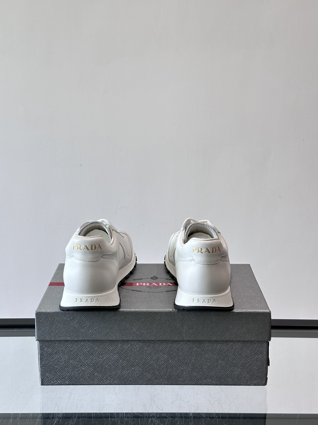 Prada男士复古运动休闲鞋，牛皮革拼接，装饰条点缀，层次感满满*。白色橡胶鞋底，防滑又舒适，日常穿搭或