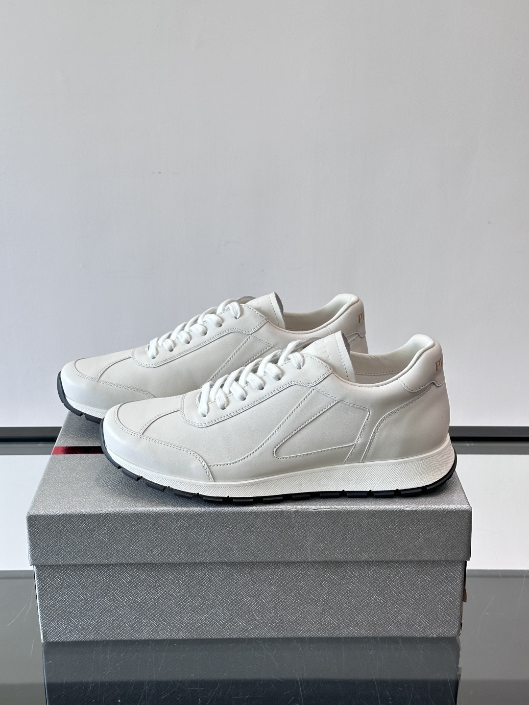 Prada男士复古运动休闲鞋，牛皮革拼接，装饰条点缀，层次感满满*。白色橡胶鞋底，防滑又舒适，日常穿搭或