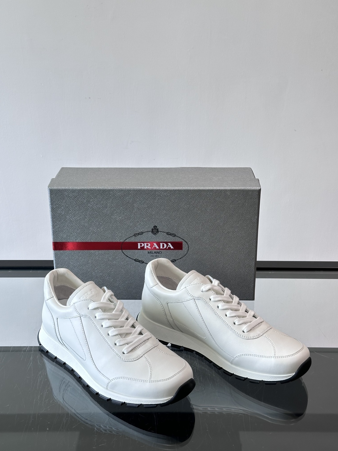 Prada男士复古运动休闲鞋，牛皮革拼接，装饰条点缀，层次感满满*。白色橡胶鞋底，防滑又舒适，日常穿搭或