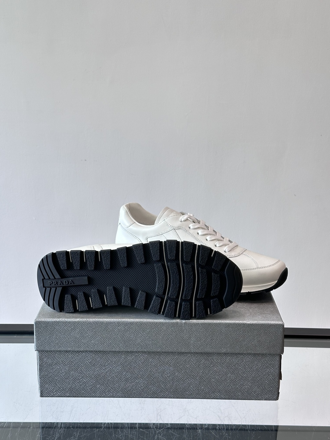 Prada男士复古运动休闲鞋，牛皮革拼接，装饰条点缀，层次感满满*。白色橡胶鞋底，防滑又舒适，日常穿搭或