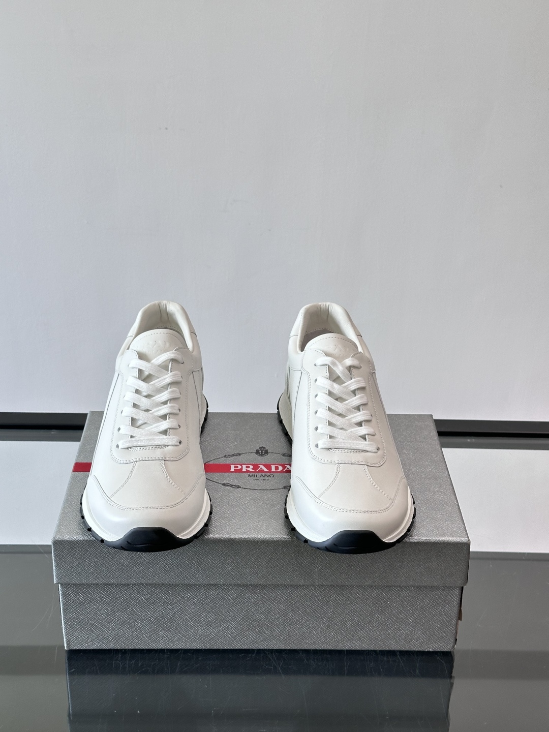 Prada男士复古运动休闲鞋，牛皮革拼接，装饰条点缀，层次感满满*。白色橡胶鞋底，防滑又舒适，日常穿搭或