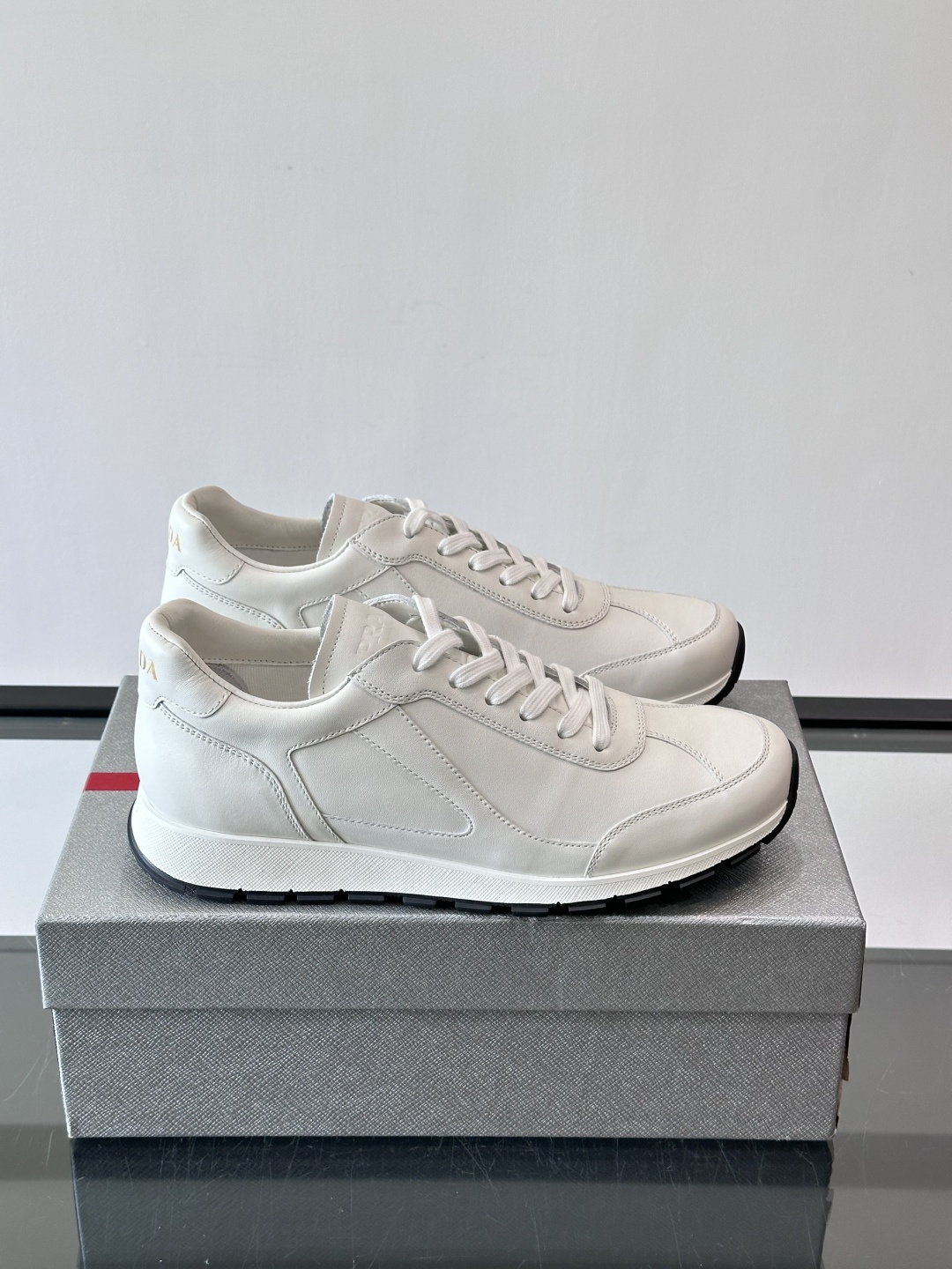 Prada男士复古运动休闲鞋，牛皮革拼接，装饰条点缀，层次感满满*。白色橡胶鞋底，防滑又舒适，日常穿搭或