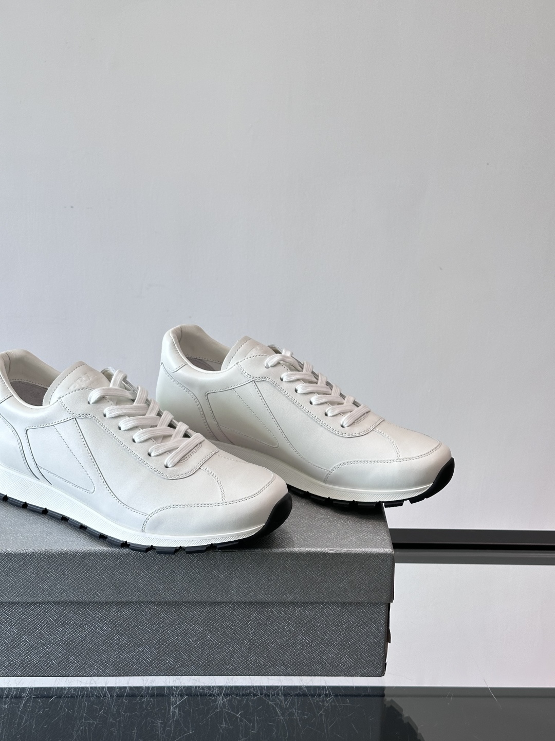 Prada男士复古运动休闲鞋，牛皮革拼接，装饰条点缀，层次感满满*。白色橡胶鞋底，防滑又舒适，日常穿搭或