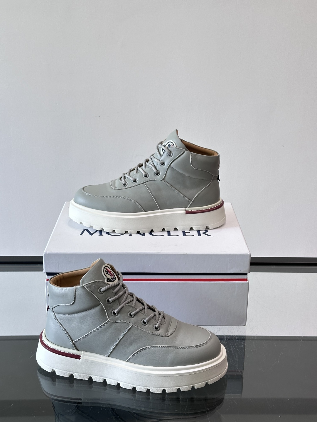 MONCLER蒙口冬季男士加羊毛靴MONCLER冬季男士加羊毛靴，融合登山传统与城市美学，鞋面高弹耐磨，