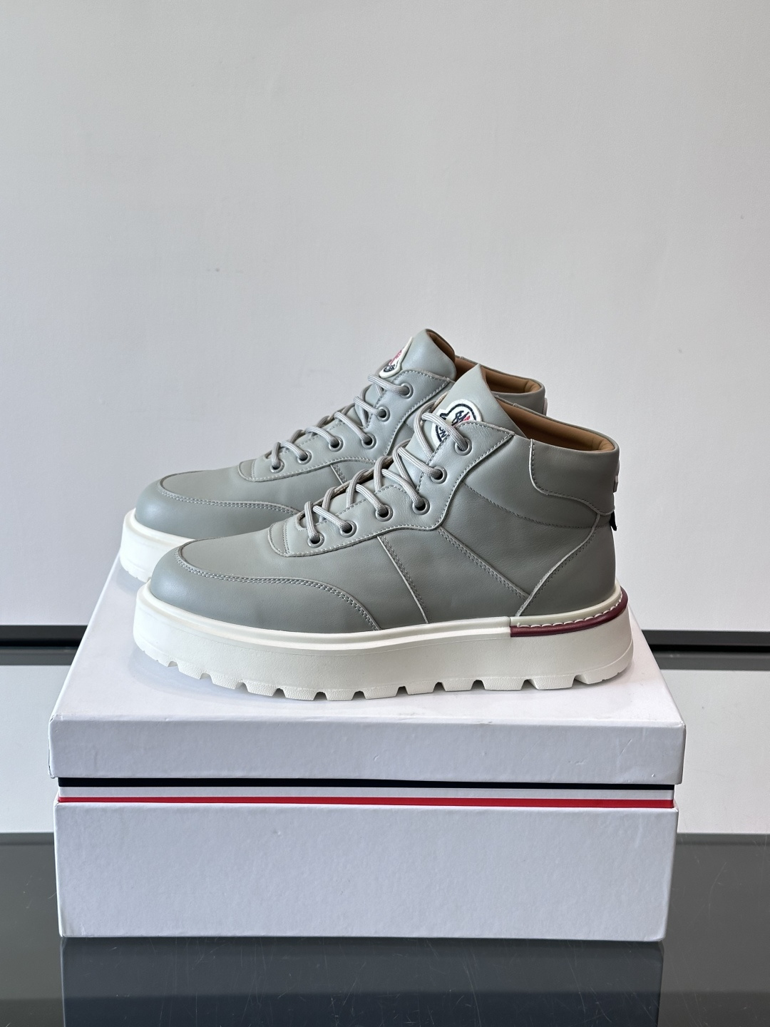 MONCLER蒙口冬季男士加羊毛靴MONCLER冬季男士加羊毛靴，融合登山传统与城市美学，鞋面高弹耐磨，