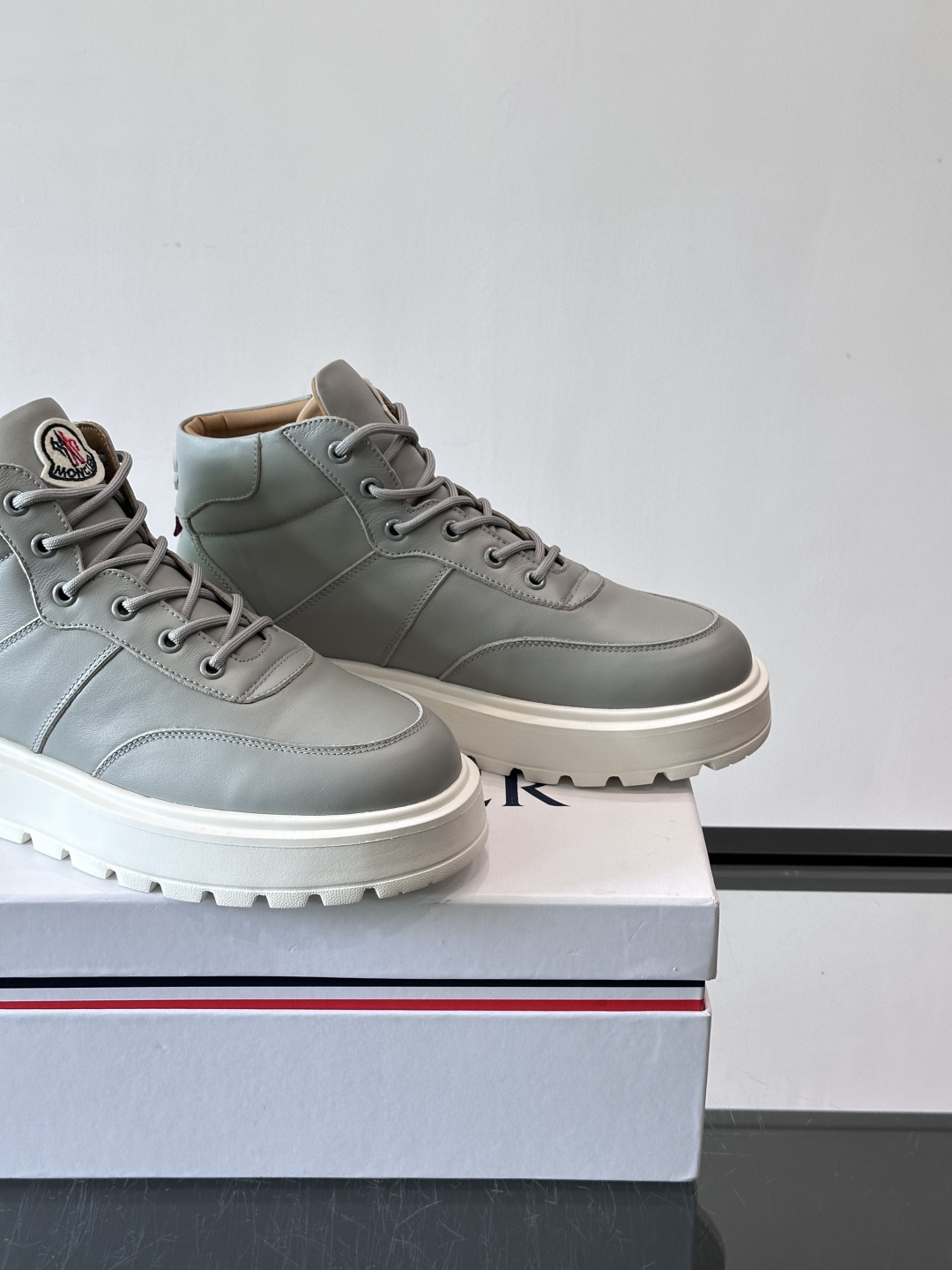 MONCLER蒙口冬季男士加羊毛靴MONCLER冬季男士加羊毛靴，融合登山传统与城市美学，鞋面高弹耐磨，