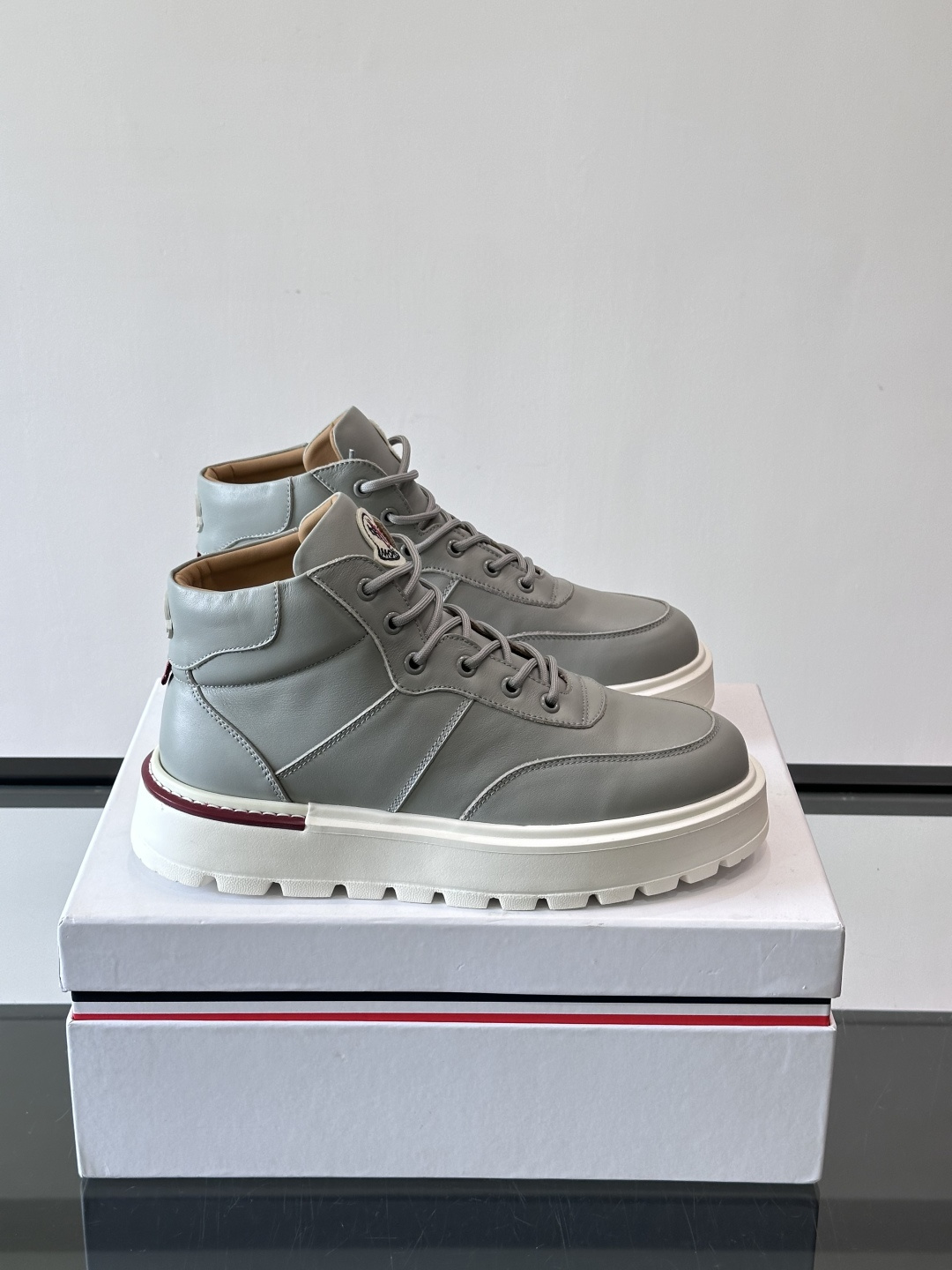 MONCLER蒙口冬季男士加羊毛靴MONCLER冬季男士加羊毛靴，融合登山传统与城市美学，鞋面高弹耐磨，