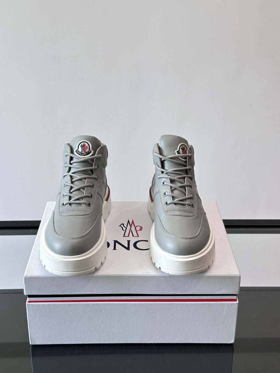 MONCLER蒙口冬季男士加羊毛靴MONCLER冬季男士加羊毛靴，融合登山传统与城市美学，鞋面高弹耐磨，