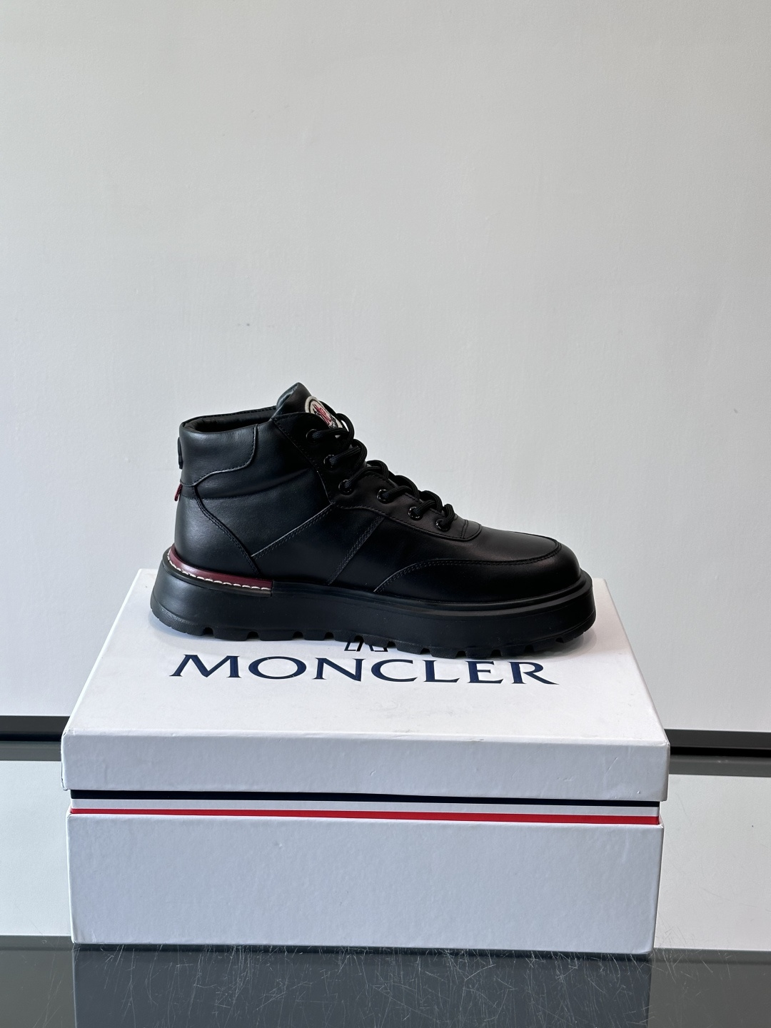 MONCLER蒙口冬季男士加羊毛靴MONCLER冬季男士加羊毛靴，融合登山传统与城市美学，鞋面高弹耐磨，