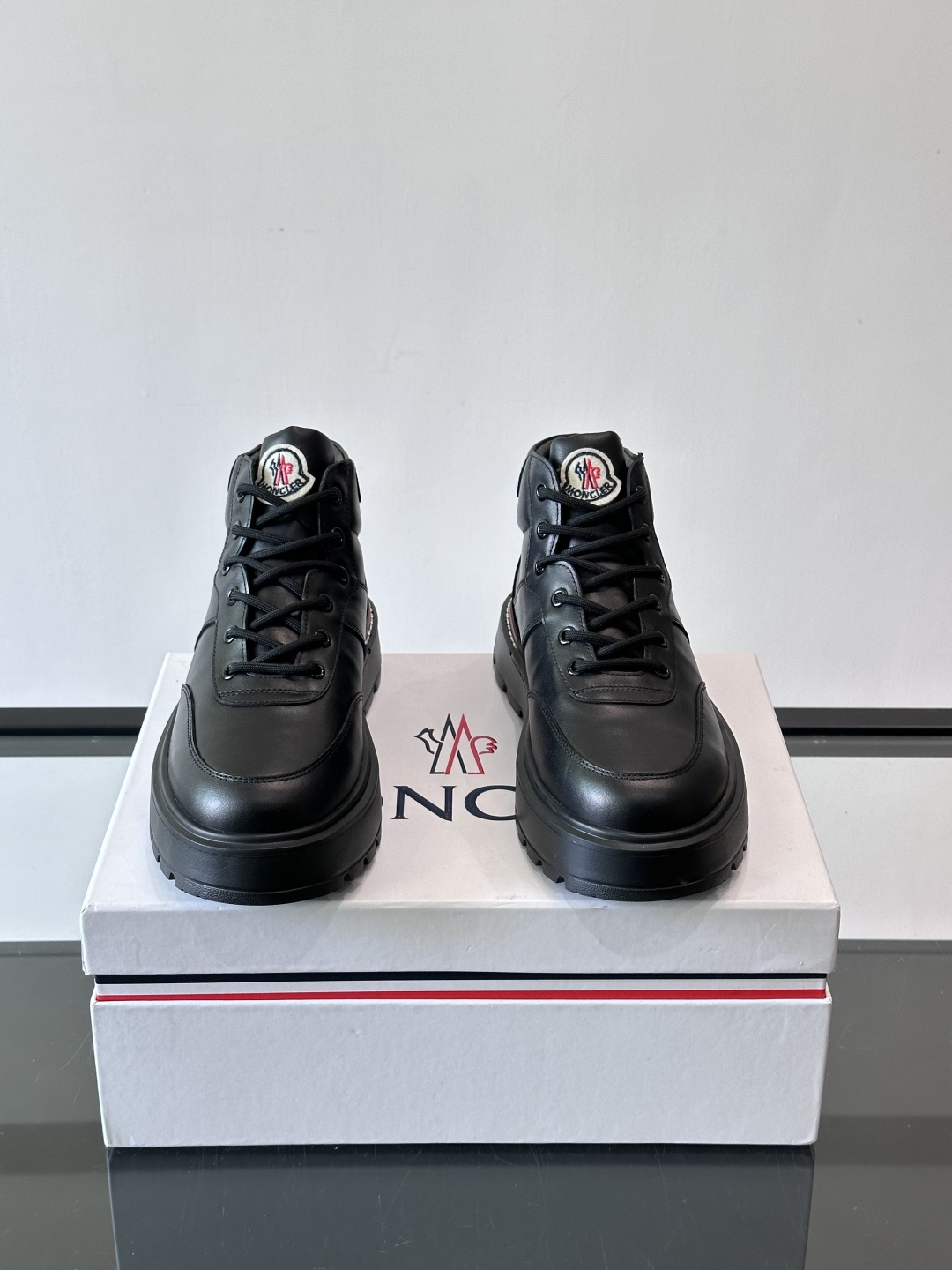 MONCLER蒙口冬季男士加羊毛靴MONCLER冬季男士加羊毛靴，融合登山传统与城市美学，鞋面高弹耐磨，