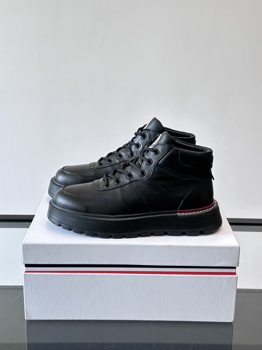 MONCLER蒙口冬季男士加羊毛靴MONCLER冬季男士加羊毛靴，融合登山传统与城市美学，鞋面高弹耐磨，