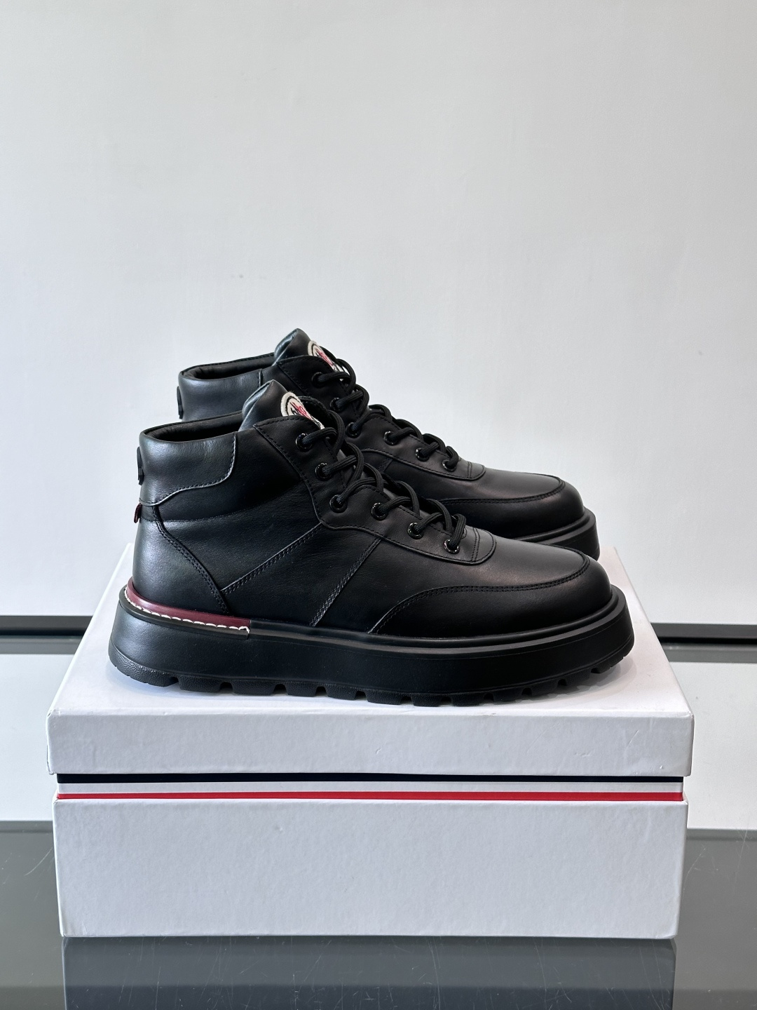 MONCLER蒙口冬季男士加羊毛靴MONCLER冬季男士加羊毛靴，融合登山传统与城市美学，鞋面高弹耐磨，