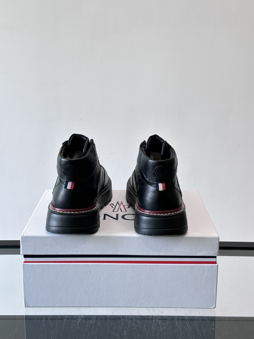 MONCLER蒙口冬季男士加羊毛靴MONCLER冬季男士加羊毛靴，融合登山传统与城市美学，鞋面高弹耐磨，