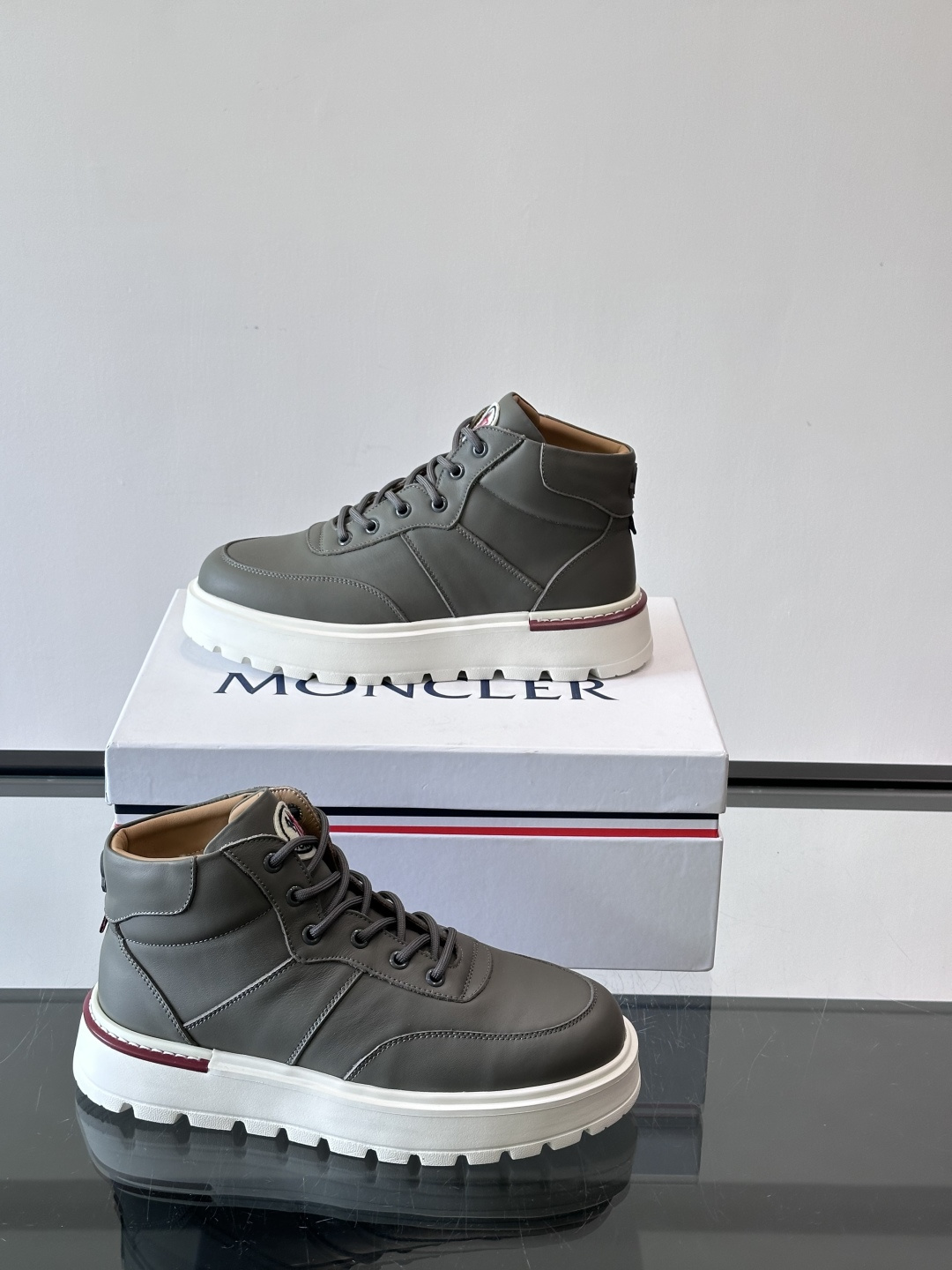 MONCLER蒙口冬季男士加羊毛靴MONCLER冬季男士加羊毛靴，融合登山传统与城市美学，鞋面高弹耐磨，