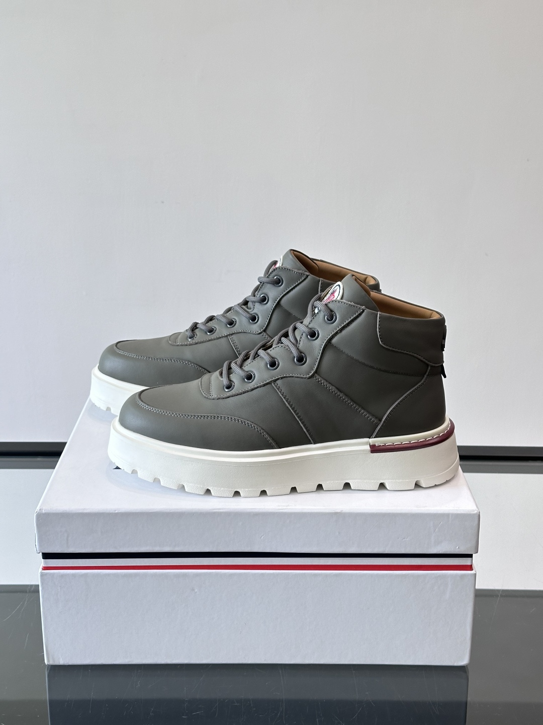 MONCLER蒙口冬季男士加羊毛靴MONCLER冬季男士加羊毛靴，融合登山传统与城市美学，鞋面高弹耐磨，