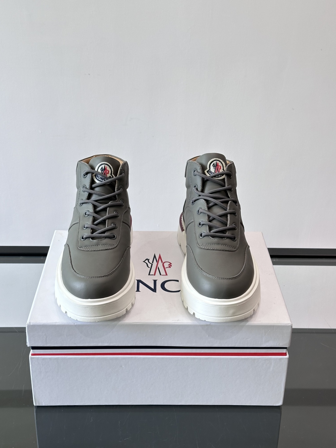 MONCLER蒙口冬季男士加羊毛靴MONCLER冬季男士加羊毛靴，融合登山传统与城市美学，鞋面高弹耐磨，