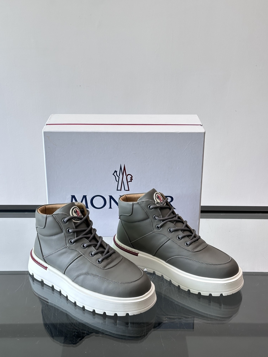 MONCLER蒙口冬季男士加羊毛靴MONCLER冬季男士加羊毛靴，融合登山传统与城市美学，鞋面高弹耐磨，