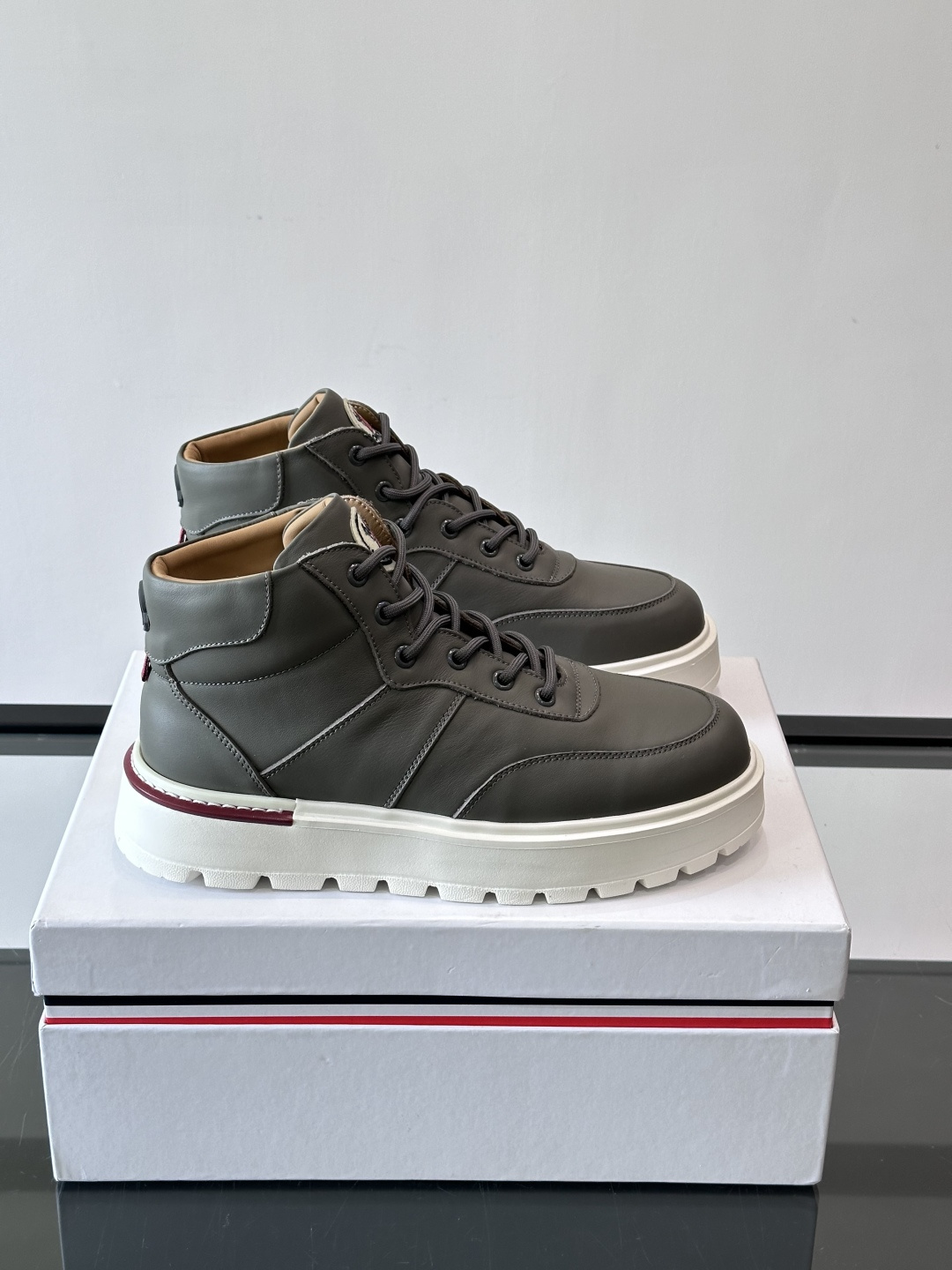 MONCLER蒙口冬季男士加羊毛靴MONCLER冬季男士加羊毛靴，融合登山传统与城市美学，鞋面高弹耐磨，