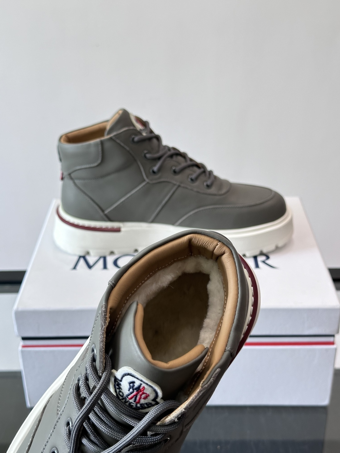 MONCLER蒙口冬季男士加羊毛靴MONCLER冬季男士加羊毛靴，融合登山传统与城市美学，鞋面高弹耐磨，