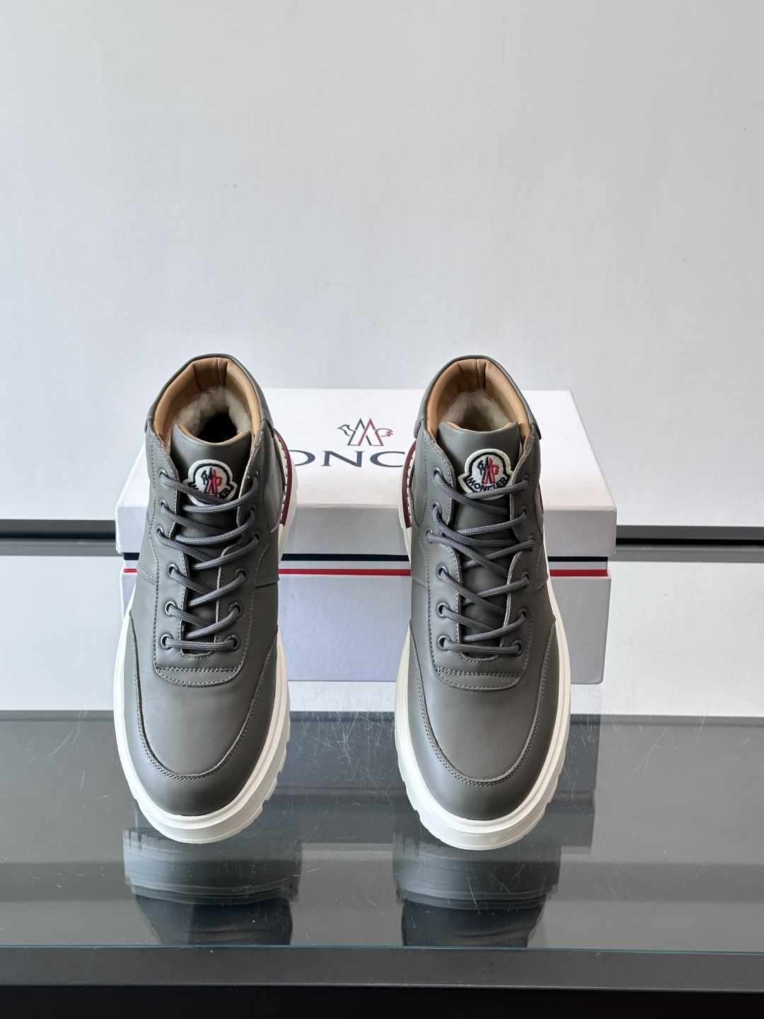 MONCLER蒙口冬季男士加羊毛靴MONCLER冬季男士加羊毛靴，融合登山传统与城市美学，鞋面高弹耐磨，