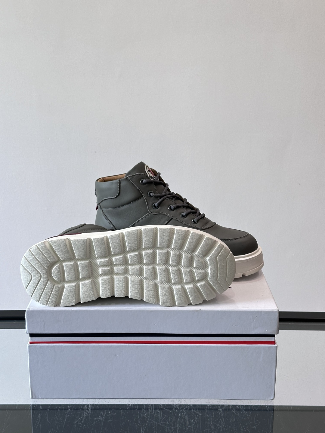 MONCLER蒙口冬季男士加羊毛靴MONCLER冬季男士加羊毛靴，融合登山传统与城市美学，鞋面高弹耐磨，