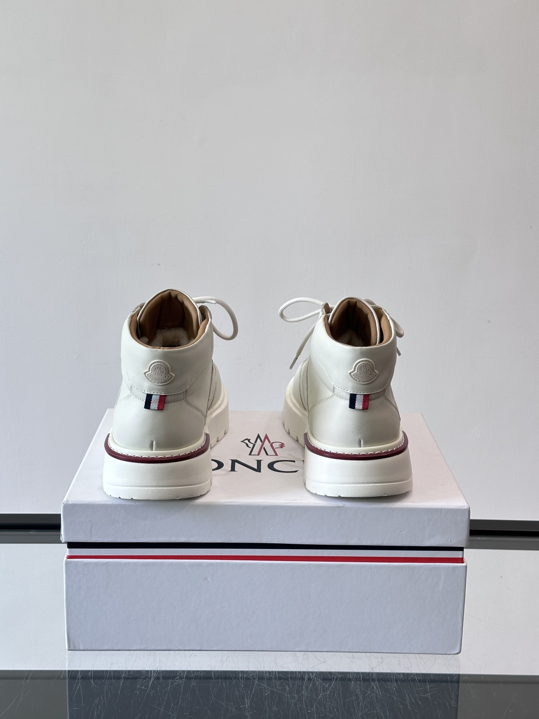 MONCLER蒙口冬季男士加羊毛靴MONCLER冬季男士加羊毛靴，融合登山传统与城市美学，鞋面高弹耐磨，