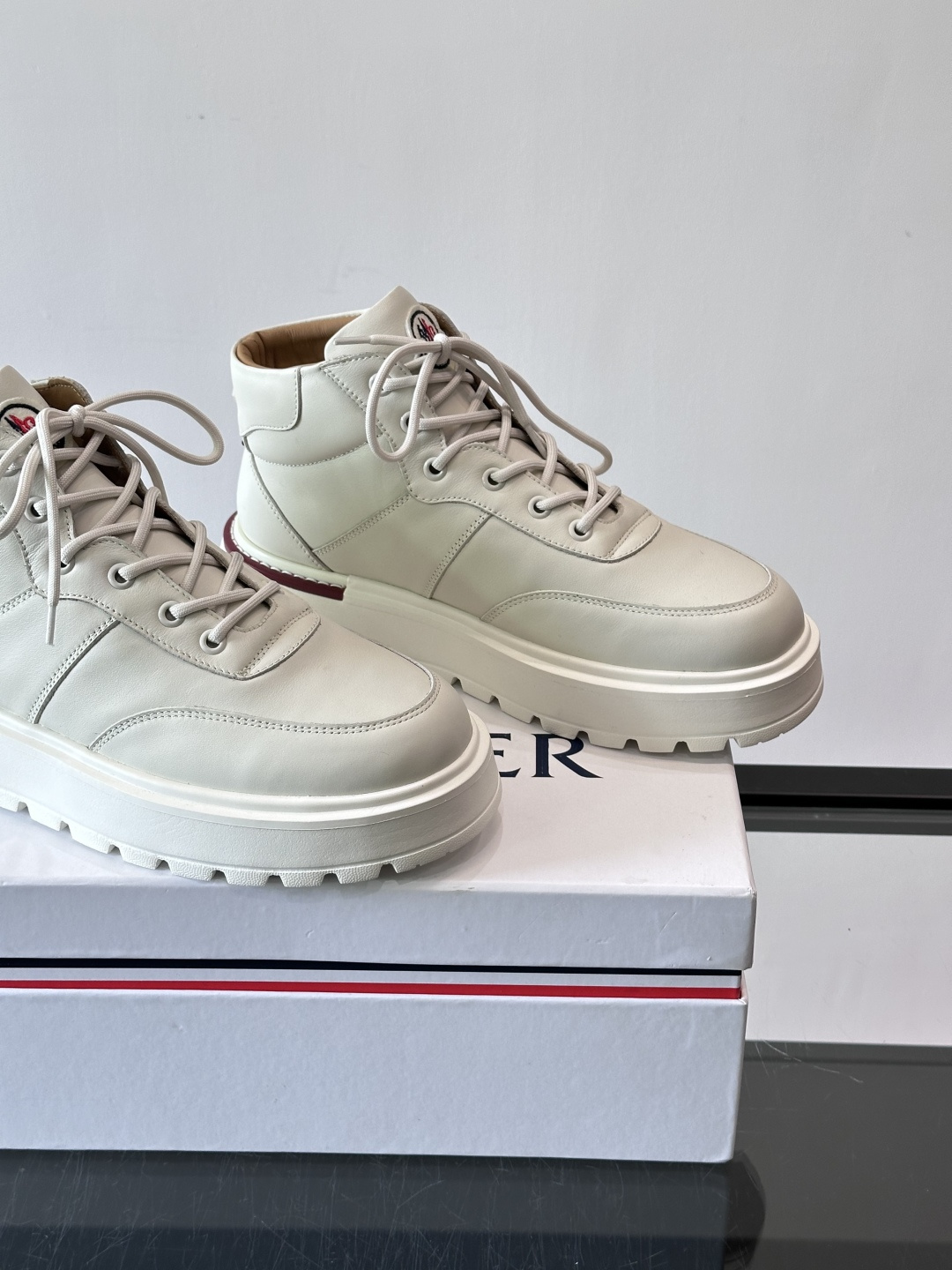 MONCLER蒙口冬季男士加羊毛靴MONCLER冬季男士加羊毛靴，融合登山传统与城市美学，鞋面高弹耐磨，