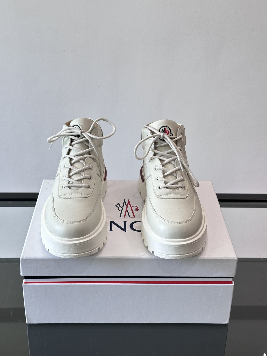 MONCLER蒙口冬季男士加羊毛靴MONCLER冬季男士加羊毛靴，融合登山传统与城市美学，鞋面高弹耐磨，