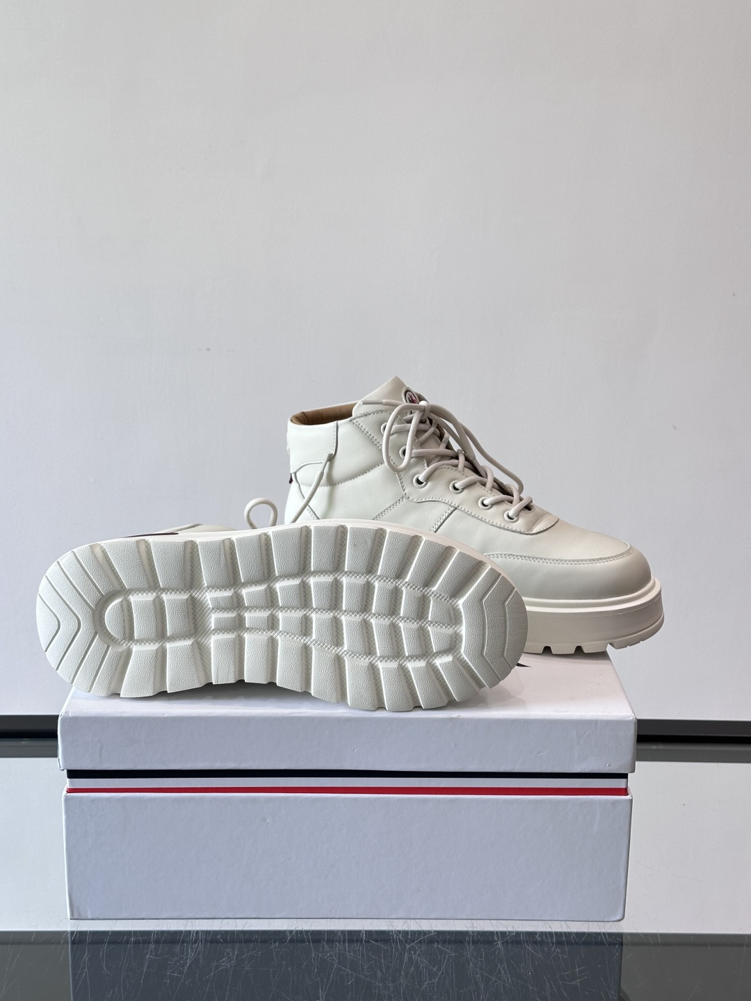 MONCLER蒙口冬季男士加羊毛靴MONCLER冬季男士加羊毛靴，融合登山传统与城市美学，鞋面高弹耐磨，