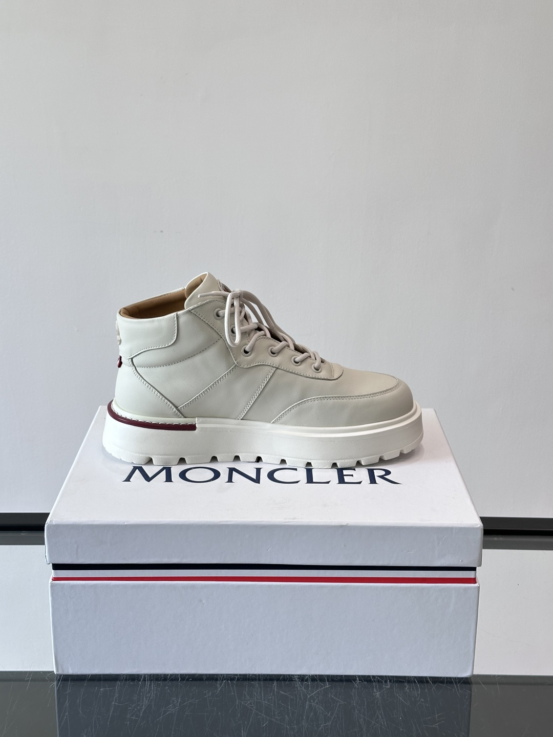 MONCLER蒙口冬季男士加羊毛靴MONCLER冬季男士加羊毛靴，融合登山传统与城市美学，鞋面高弹耐磨，