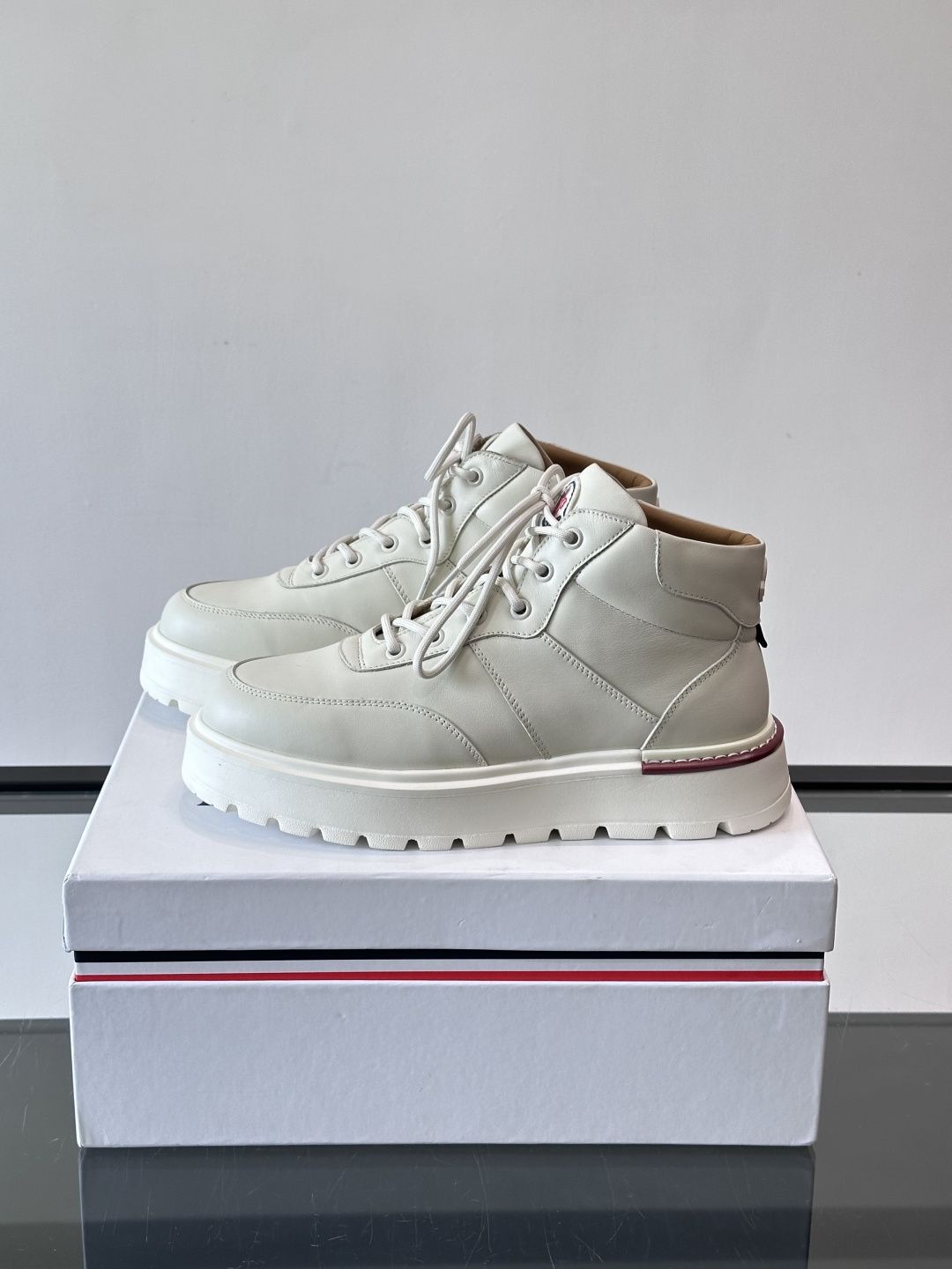 MONCLER蒙口冬季男士加羊毛靴MONCLER冬季男士加羊毛靴，融合登山传统与城市美学，鞋面高弹耐磨，