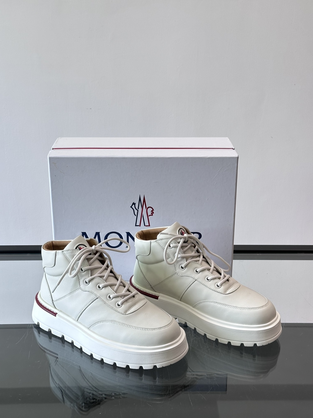 MONCLER蒙口冬季男士加羊毛靴MONCLER冬季男士加羊毛靴，融合登山传统与城市美学，鞋面高弹耐磨，