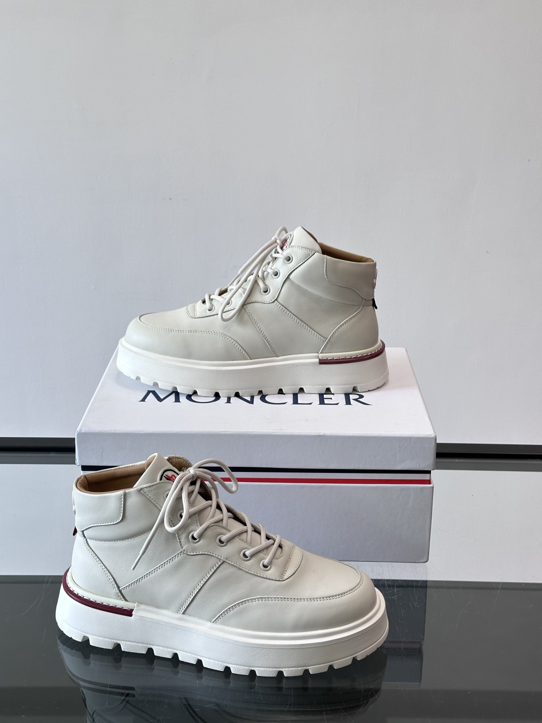 MONCLER蒙口冬季男士加羊毛靴MONCLER冬季男士加羊毛靴，融合登山传统与城市美学，鞋面高弹耐磨，