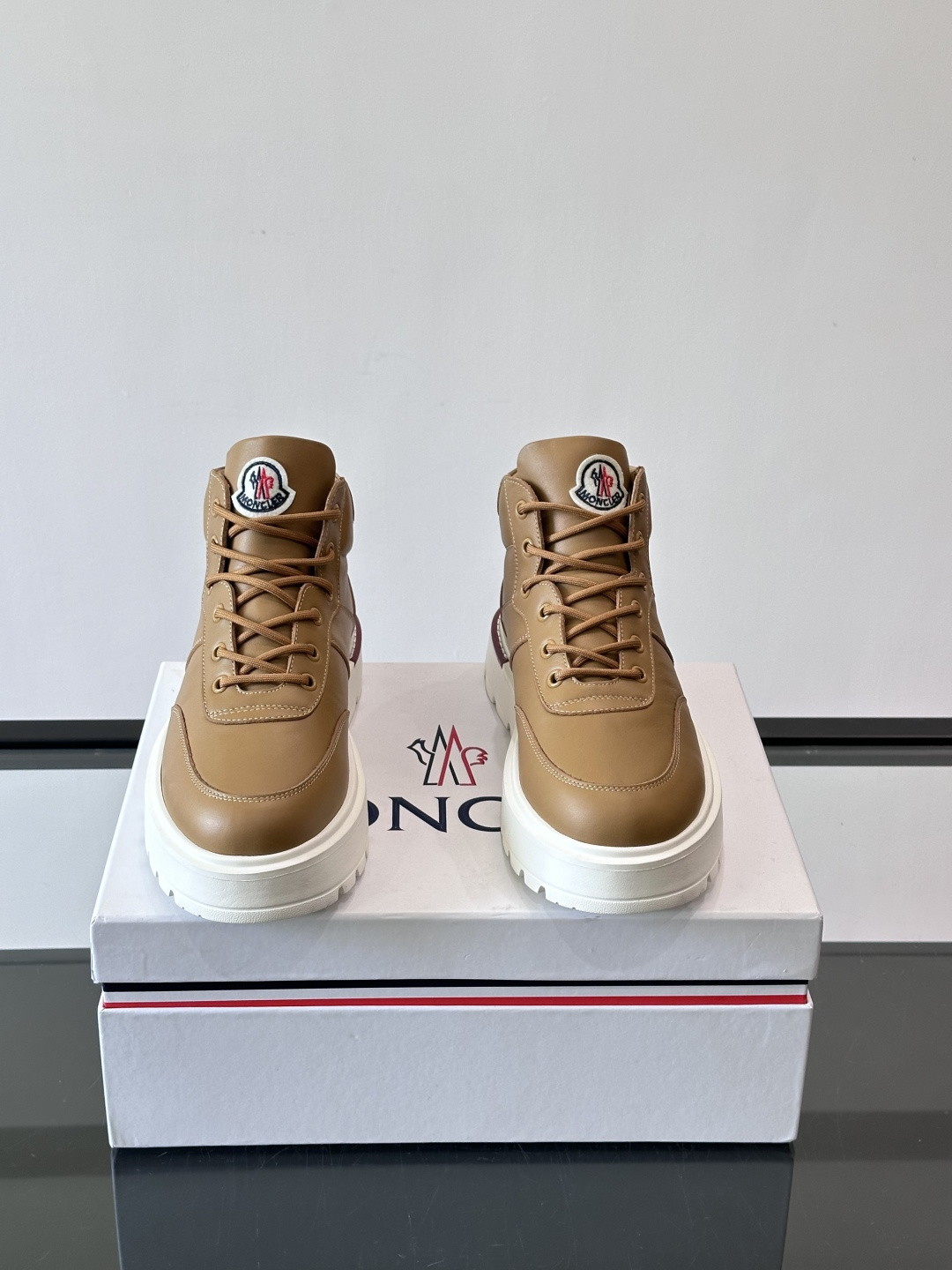 MONCLER蒙口冬季男士加羊毛靴MONCLER冬季男士加羊毛靴，融合登山传统与城市美学，鞋面高弹耐磨，