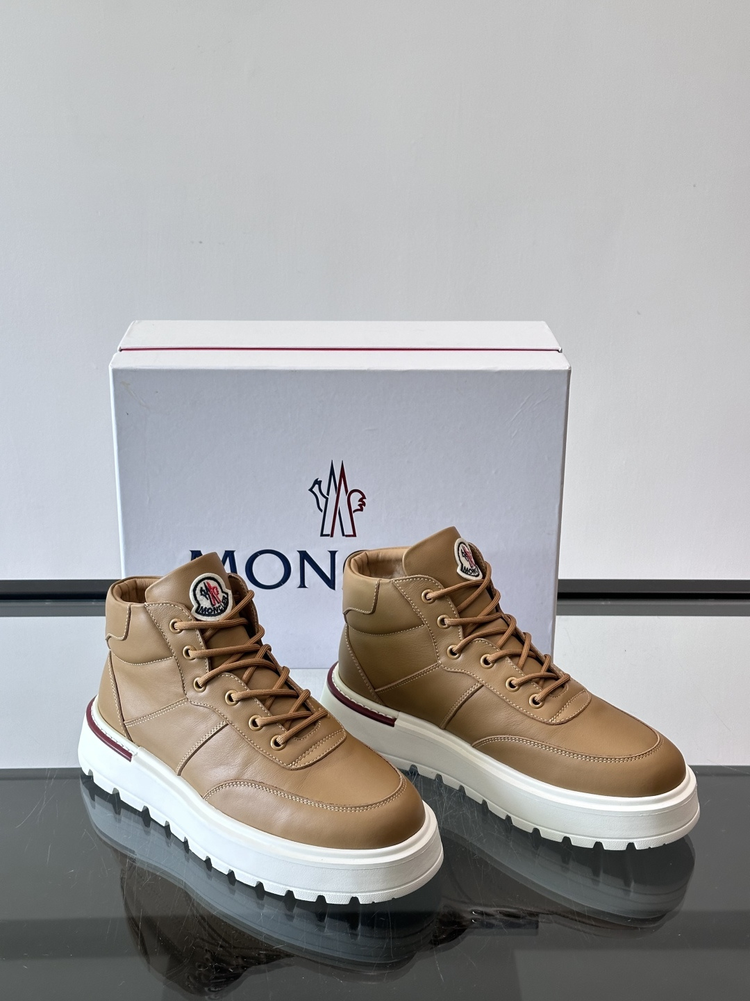 MONCLER蒙口冬季男士加羊毛靴MONCLER冬季男士加羊毛靴，融合登山传统与城市美学，鞋面高弹耐磨，