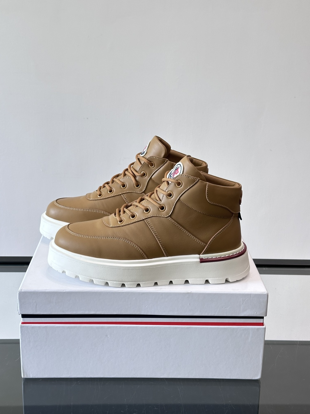 MONCLER蒙口冬季男士加羊毛靴MONCLER冬季男士加羊毛靴，融合登山传统与城市美学，鞋面高弹耐磨，