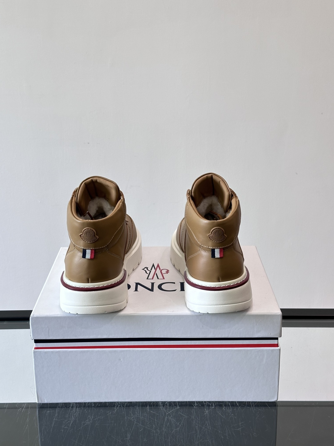 MONCLER蒙口冬季男士加羊毛靴MONCLER冬季男士加羊毛靴，融合登山传统与城市美学，鞋面高弹耐磨，