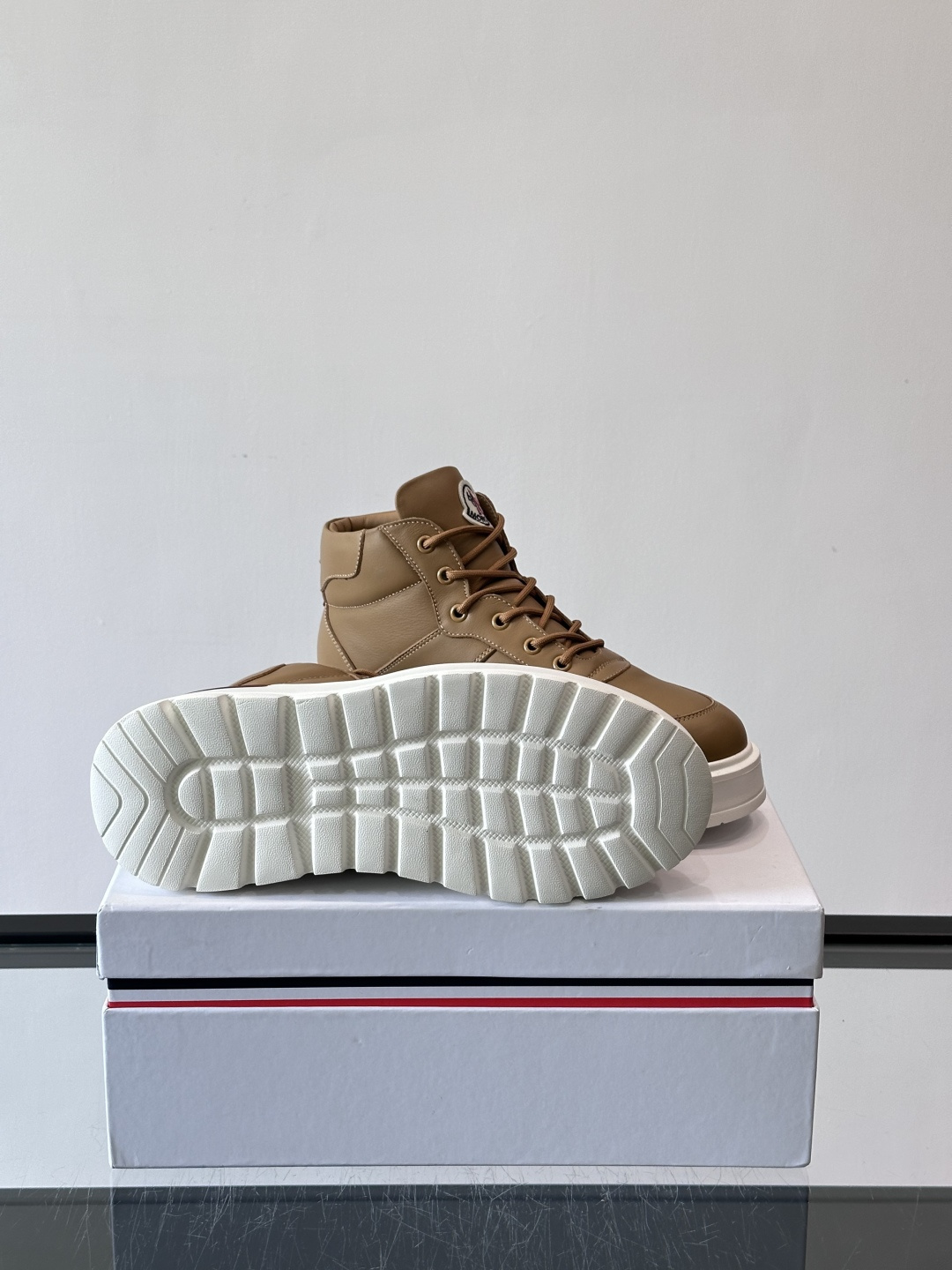 MONCLER蒙口冬季男士加羊毛靴MONCLER冬季男士加羊毛靴，融合登山传统与城市美学，鞋面高弹耐磨，