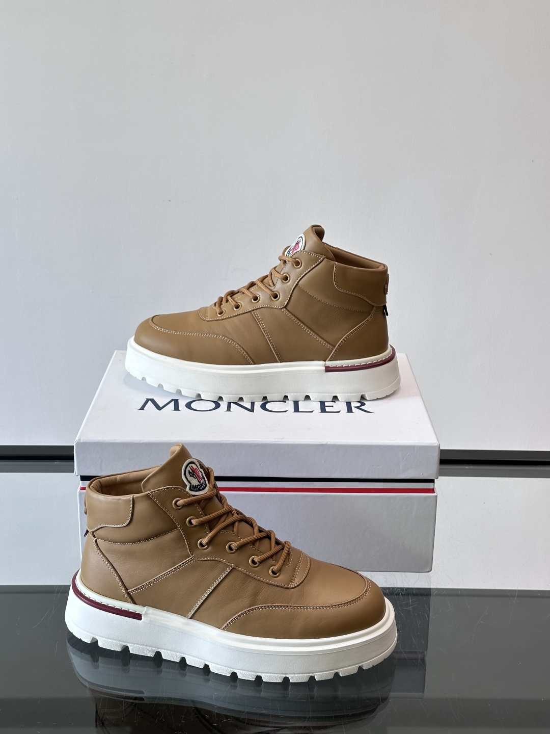 MONCLER蒙口冬季男士加羊毛靴MONCLER冬季男士加羊毛靴，融合登山传统与城市美学，鞋面高弹耐磨，