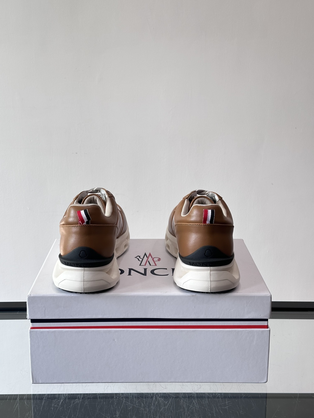Moncler这款男士运动鞋，采用优质牛皮革，透气又有质感。条纹和品牌标识超有辨识度，厚底设计穿着舒适还
