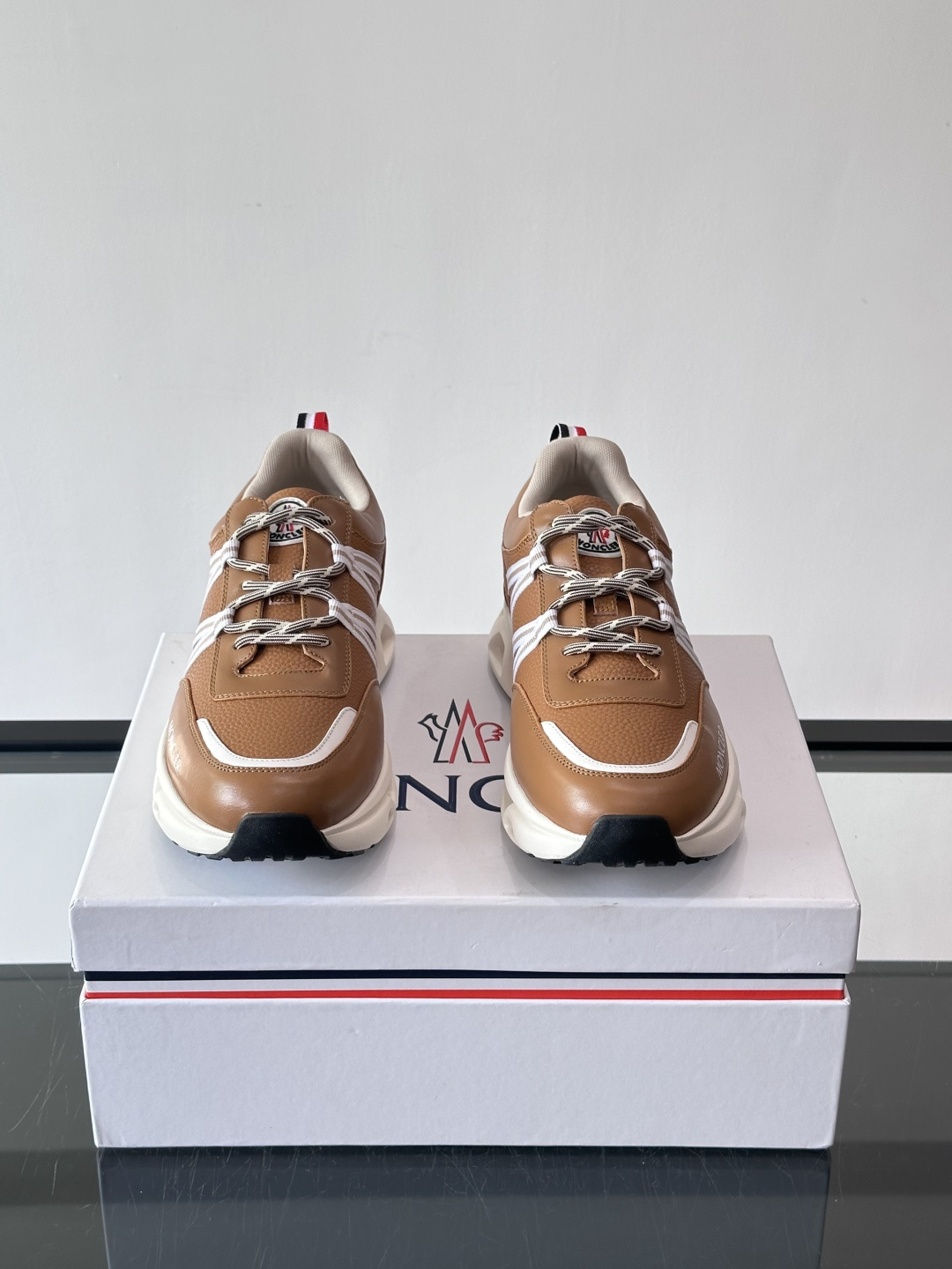 Moncler这款男士运动鞋，采用优质牛皮革，透气又有质感。条纹和品牌标识超有辨识度，厚底设计穿着舒适还