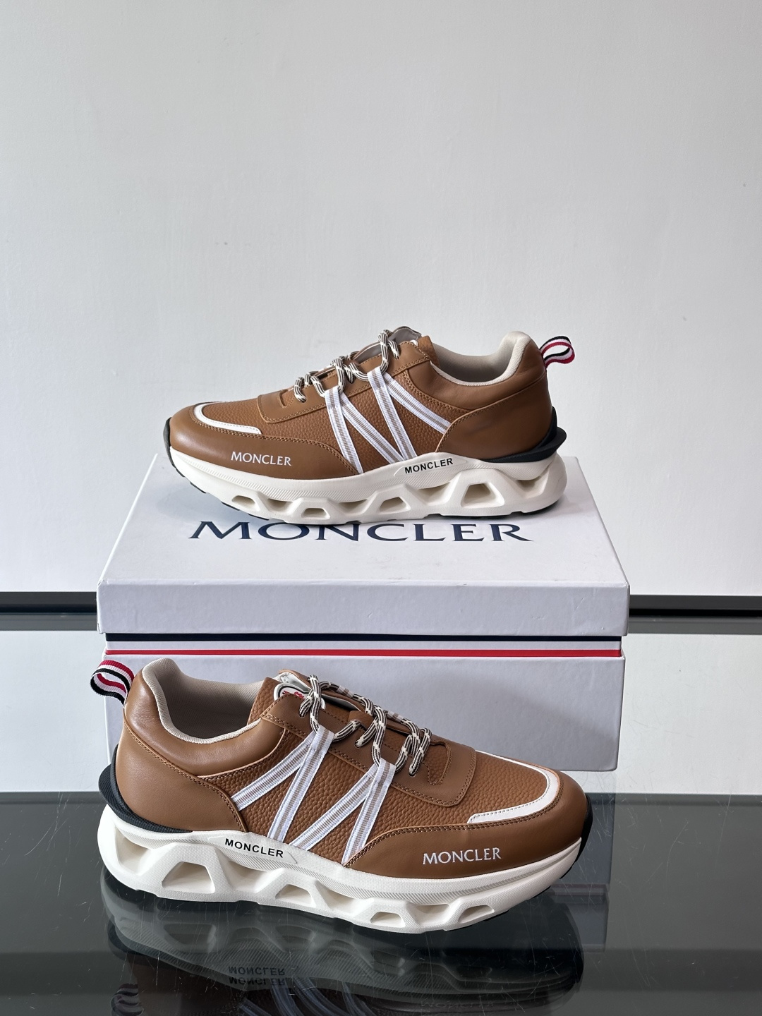 Moncler这款男士运动鞋，采用优质牛皮革，透气又有质感。条纹和品牌标识超有辨识度，厚底设计穿着舒适还