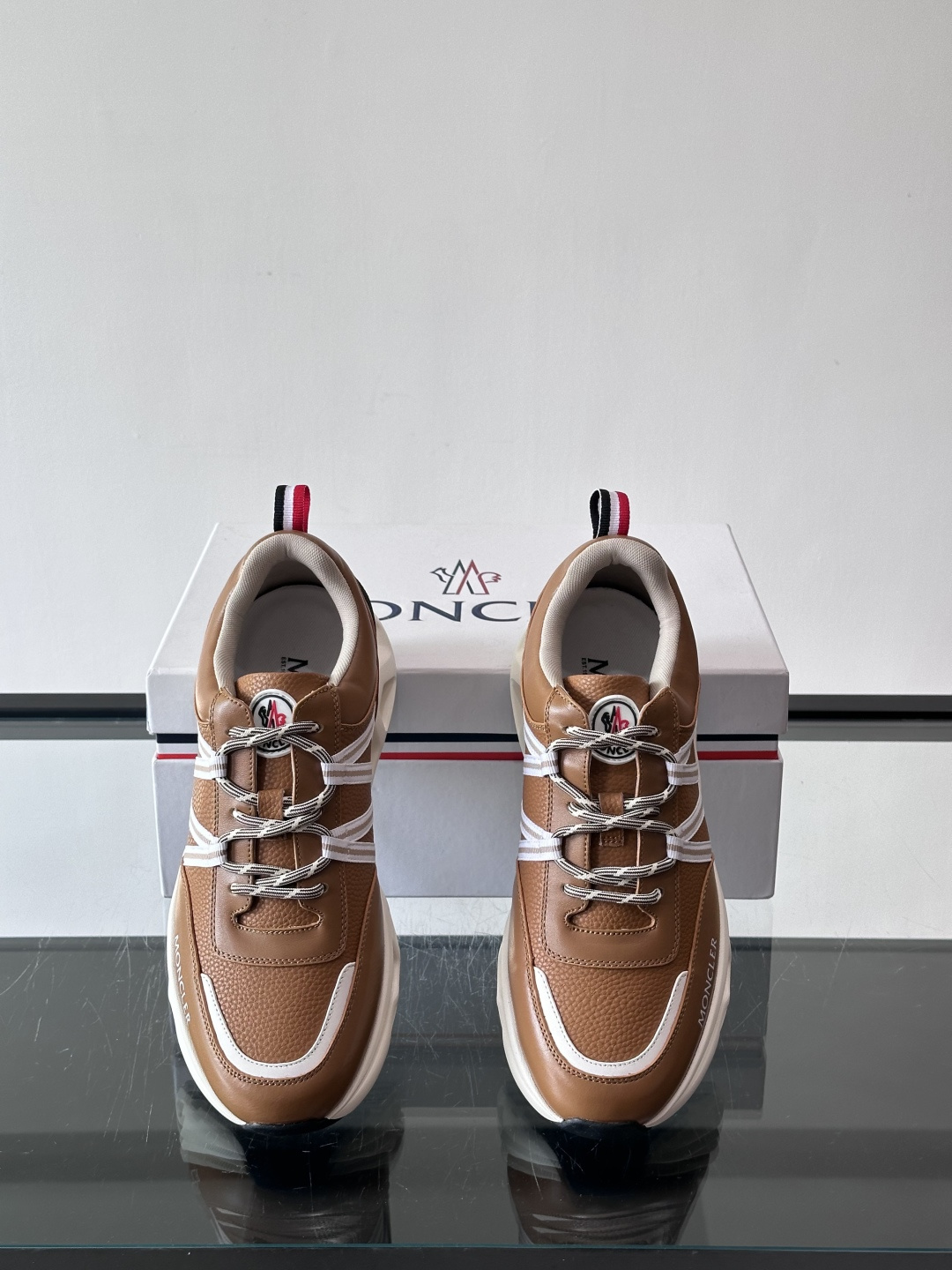 Moncler这款男士运动鞋，采用优质牛皮革，透气又有质感。条纹和品牌标识超有辨识度，厚底设计穿着舒适还