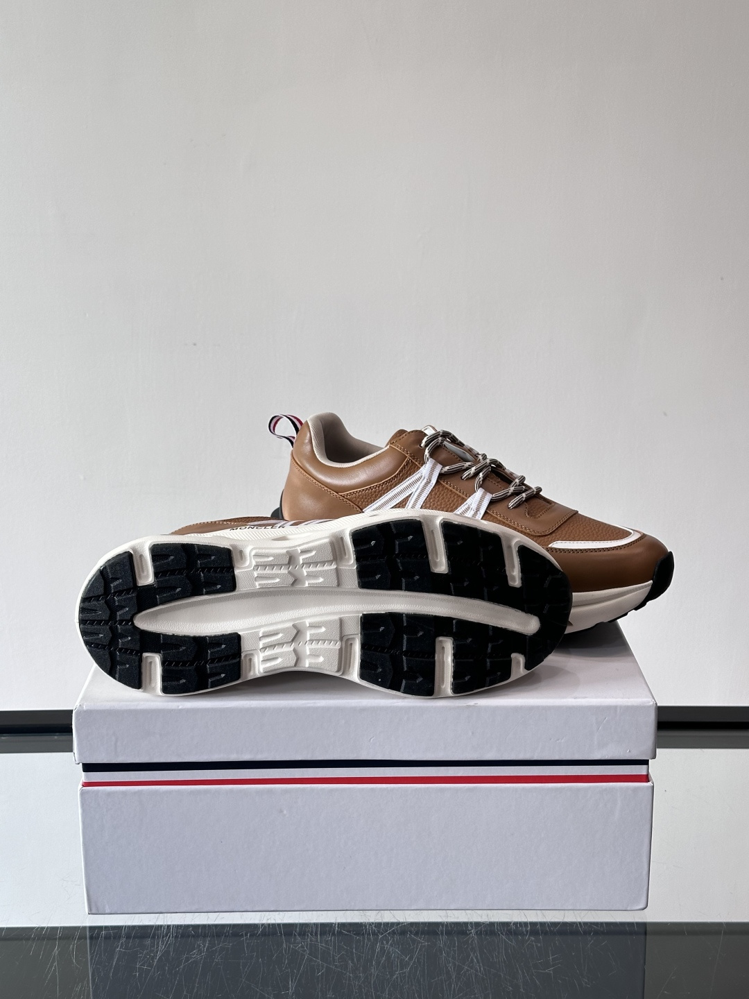Moncler这款男士运动鞋，采用优质牛皮革，透气又有质感。条纹和品牌标识超有辨识度，厚底设计穿着舒适还