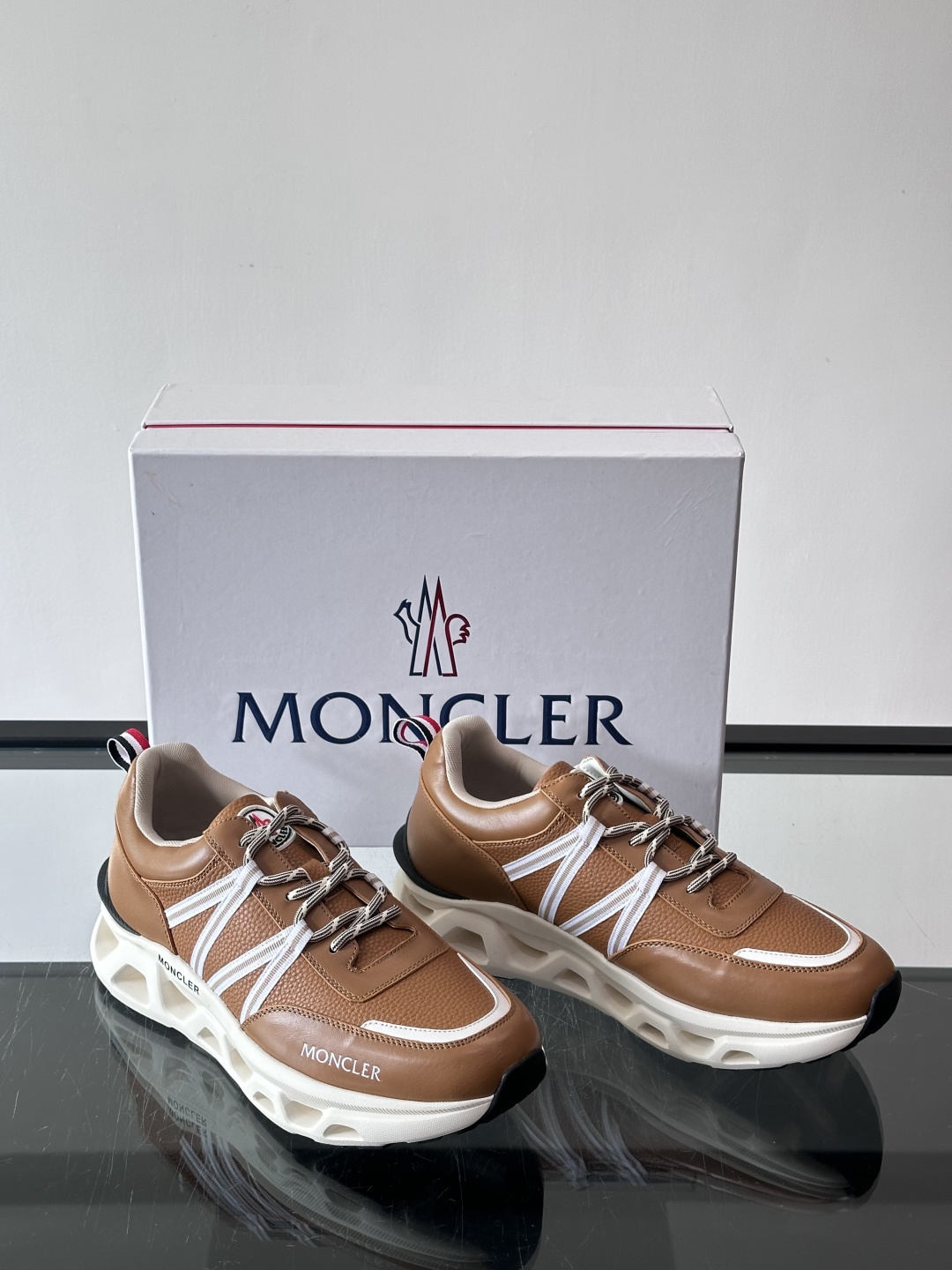 Moncler这款男士运动鞋，采用优质牛皮革，透气又有质感。条纹和品牌标识超有辨识度，厚底设计穿着舒适还